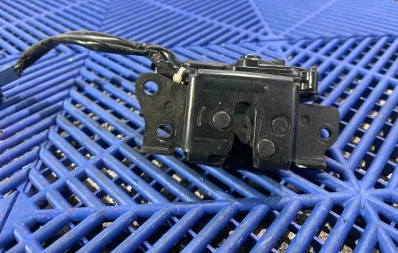 Toyota Prius (XW20) Loading door lock 