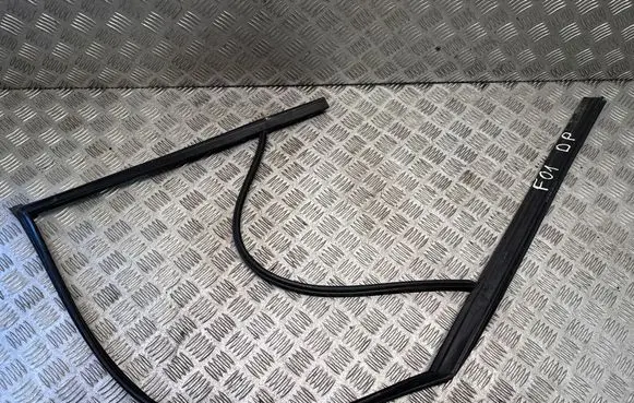 BMW 7 F01 F02 F03 F04 Rubber seal front door window/glass 71708010