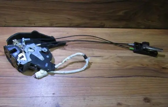 Lexus IS 200-300 Rear door lock