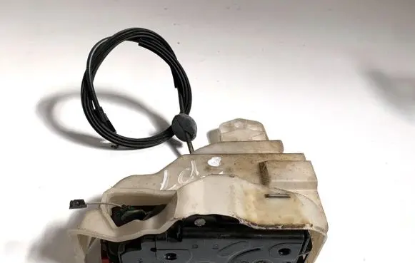 Volkswagen Touran I Rear door lock 