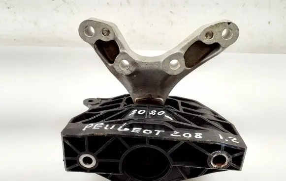 Peugeot 208 Engine mount bracket