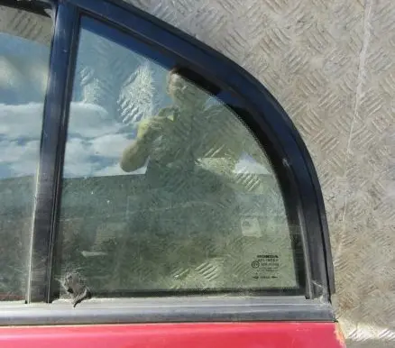 Rear vent window glass