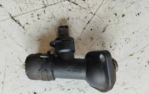 Volkswagen PASSAT B6 Thermostat 03G121121D