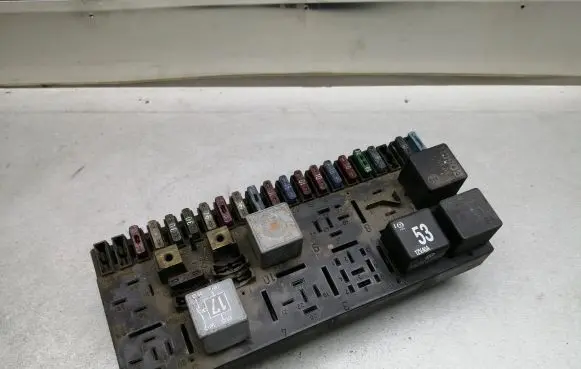 Audi 80 90 S2 B4 Fuse module 443941822A
