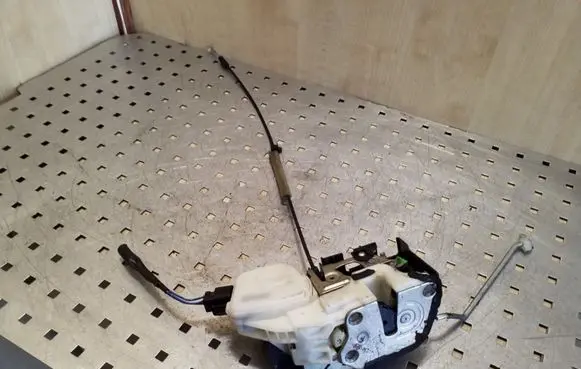 Mitsubishi Pajero Front door lock