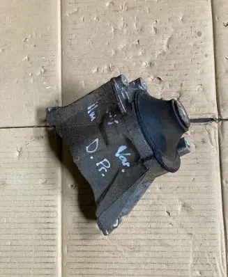 Honda CR-V Engine mount bracket