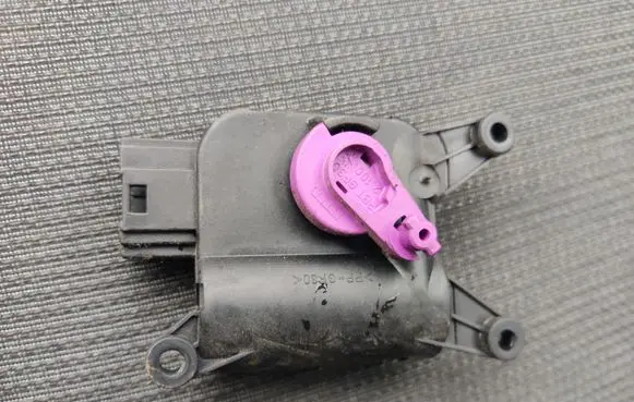 Audi A4 S4 B6 8E 8H Air flap motor/actuator 8E1820511A