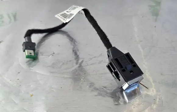 Peugeot 308 USB socket connector 9806048080