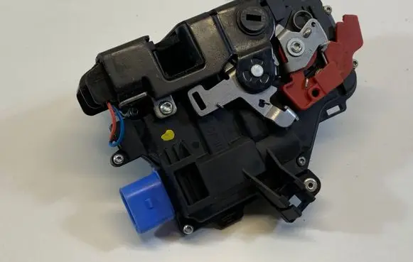 Volkswagen Golf V Rear door lock 7L0839015D