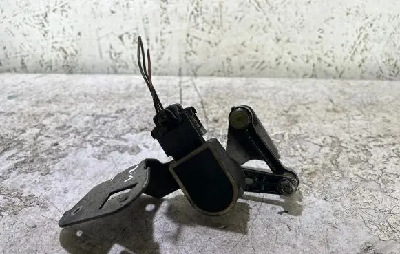 Headlight/headlamp level sensor