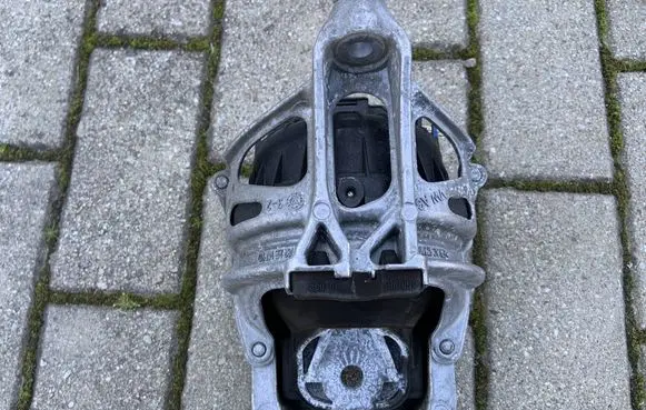 Audi Q7 4M Engine mount bracket 4M0199372FF