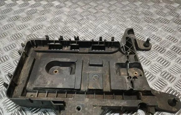 Volkswagen PASSAT B7 Battery tray 1K0915333