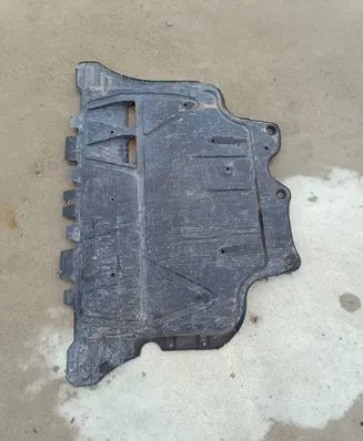 Volkswagen Golf VII Engine splash shield/under tray