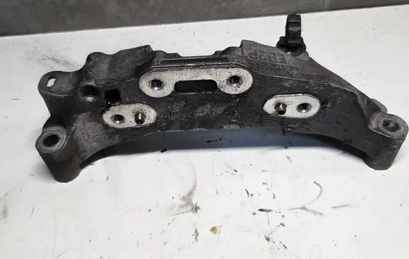 Engine mounting bracket