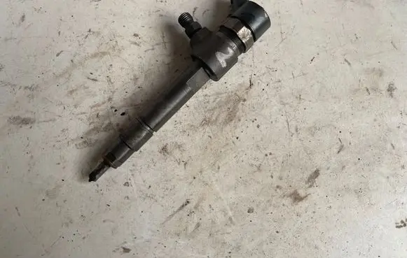 Opel Zafira B Fuel injector 0445110165