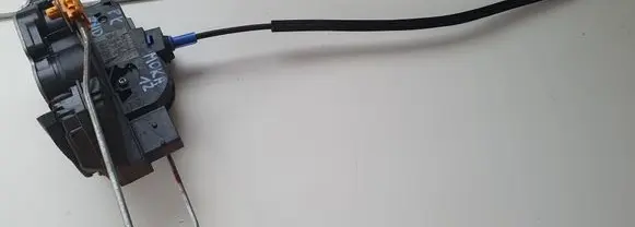 Opel Mokka Front door lock