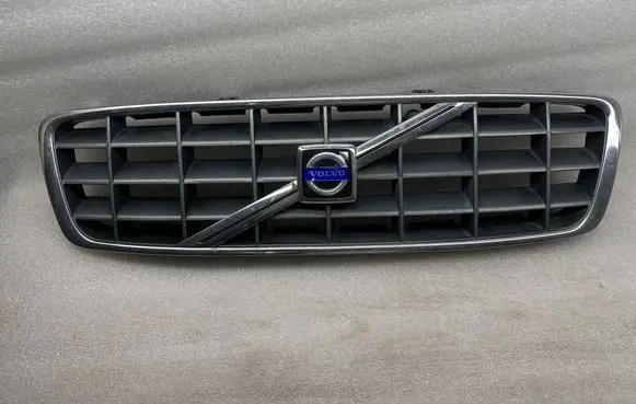 Volvo XC70 Front bumper upper radiator grill 9190986