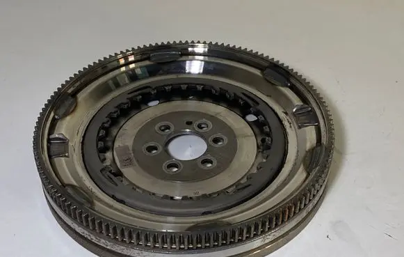 Volkswagen Golf VII Dual mass flywheel 04C105266F