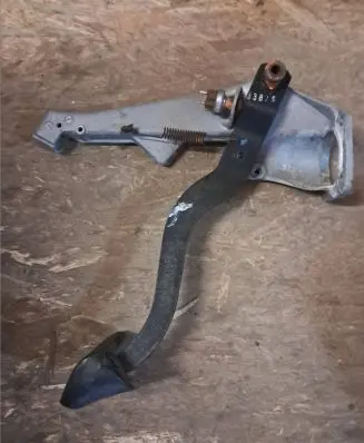 Mercedes-Benz SL R107 Brake pedal 1072900219
