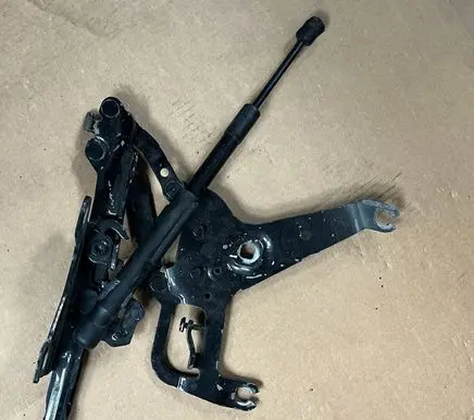 Engine bonnet/hood hinges