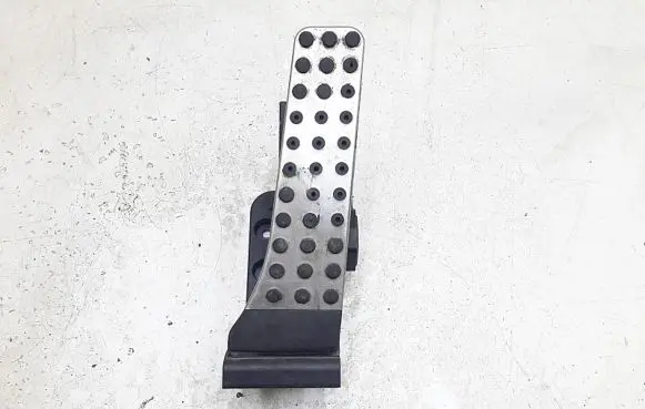 Mercedes-Benz C W204 Accelerator throttle pedal a2043000204