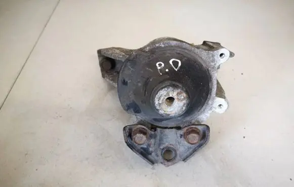 Honda CR-V Engine mount bracket