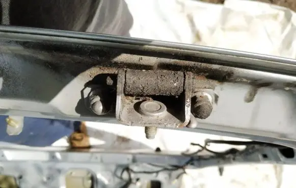 Nissan Primera Tailgate/trunk/boot hinge