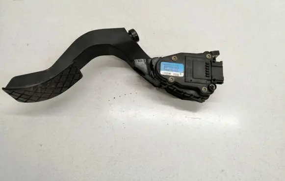 Audi A6 S6 C5 4B Accelerator throttle pedal 8D1723523