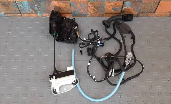 BMW X5 G05 Front door lock 7477702 7444678 51217477702