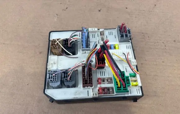 Nissan NV400 Fuse module 284B64474R 3705447239 519542F07