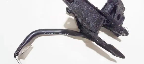 Nissan Almera N16 Engine mounting bracket