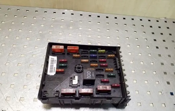 Volkswagen PASSAT B6 Fuse box set 3C0937125