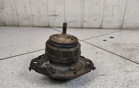 Engine mount bracket