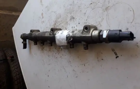 Volvo S60 Fuel distributor 0445215010