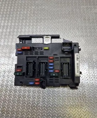 Peugeot 206 Fuse module 9657608780 BSMB3