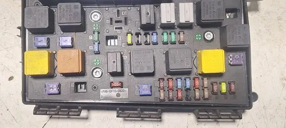 Opel Zafira B Fuse module 13206748M 5DK00866848