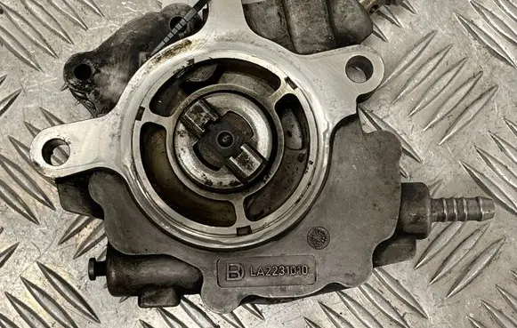Volkswagen Touareg I Vacuum pump LA2231010