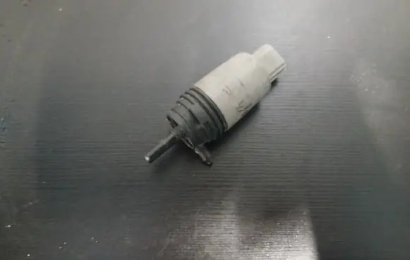BMW 5 E60 E61 Headlight washer pump 934159 23557610