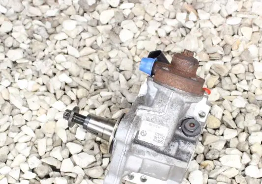 BMW 5 F10 F11 Fuel injection high pressure pump 7810696 0445010517