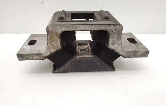 Opel Movano B Engine mount bracket 8200676857