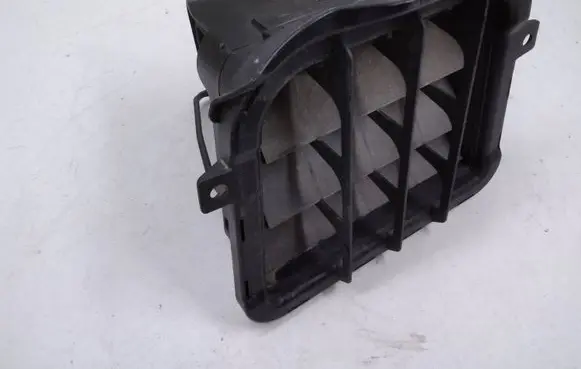 Quarter panel pressure vent