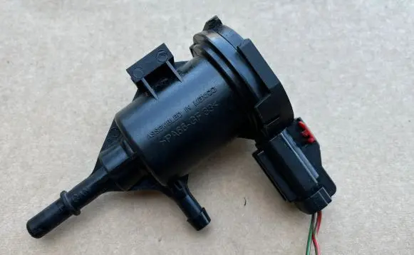 Engine mount vacuum valve