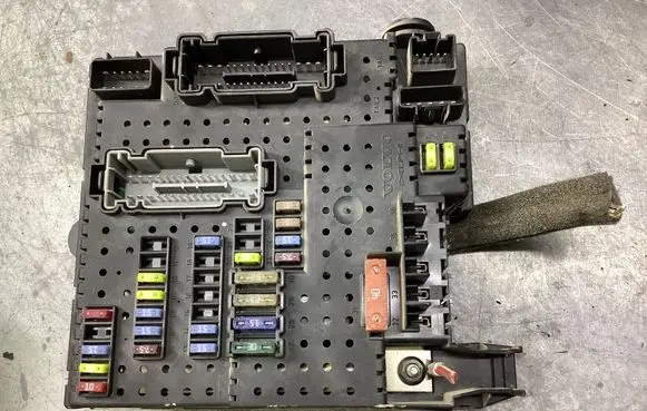 Volvo V70 Fuse module 8676391 04W264 12217799