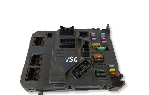 Peugeot 206 Fuse module 9657999780 S118085220F