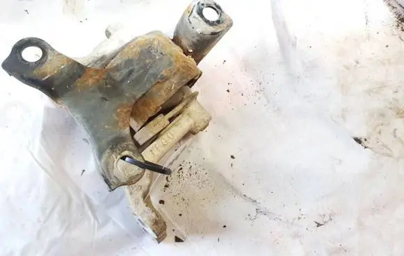 Honda FR-V Engine mount bracket
