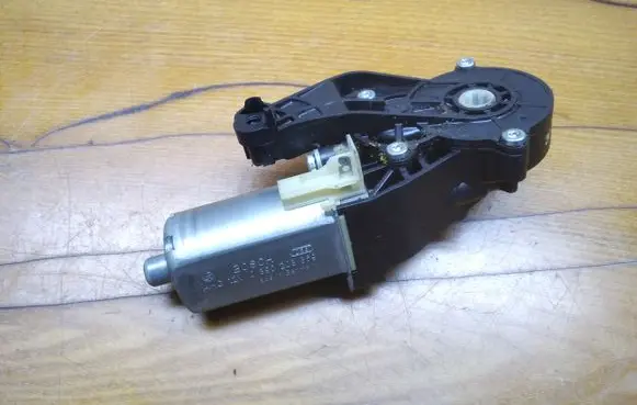 Mercedes-Benz E W212 Seat adjustment motor 0390203369