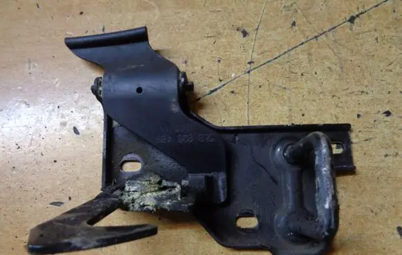 Skoda Yeti (5L) Engine bonnet/hood lock/catch 5L0823480