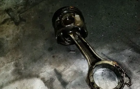 Ford Mondeo Mk III Piston with connecting rod 24574B
