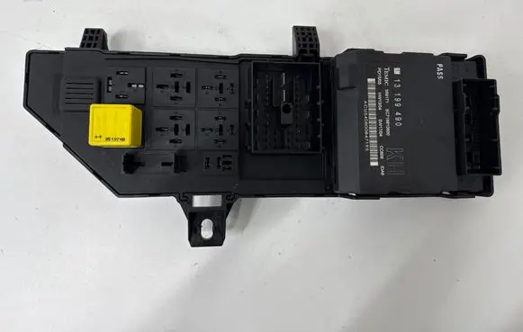 Opel Vectra C Fuse module 13199490 SC718810500 359171