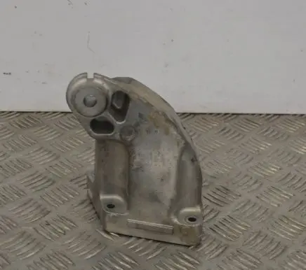 Mercedes-Benz E W213 Engine mounting bracket A6422234404